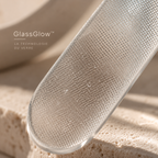Surface en verre micro-gravé GlassGlow™ du kit de manucure sèche REFINED TOUCH.