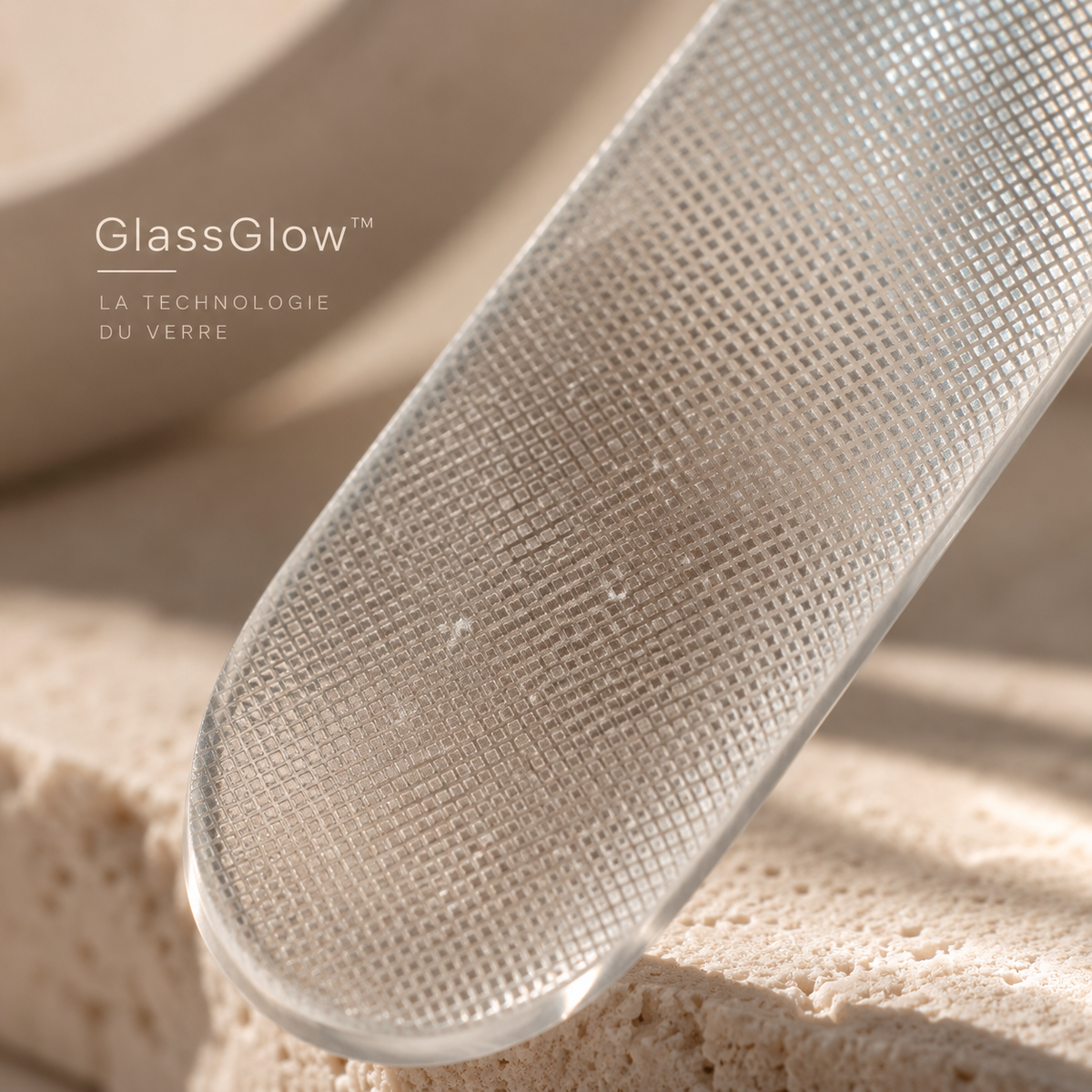 Surface en verre micro-gravé GlassGlow™ du kit de manucure sèche REFINED TOUCH.