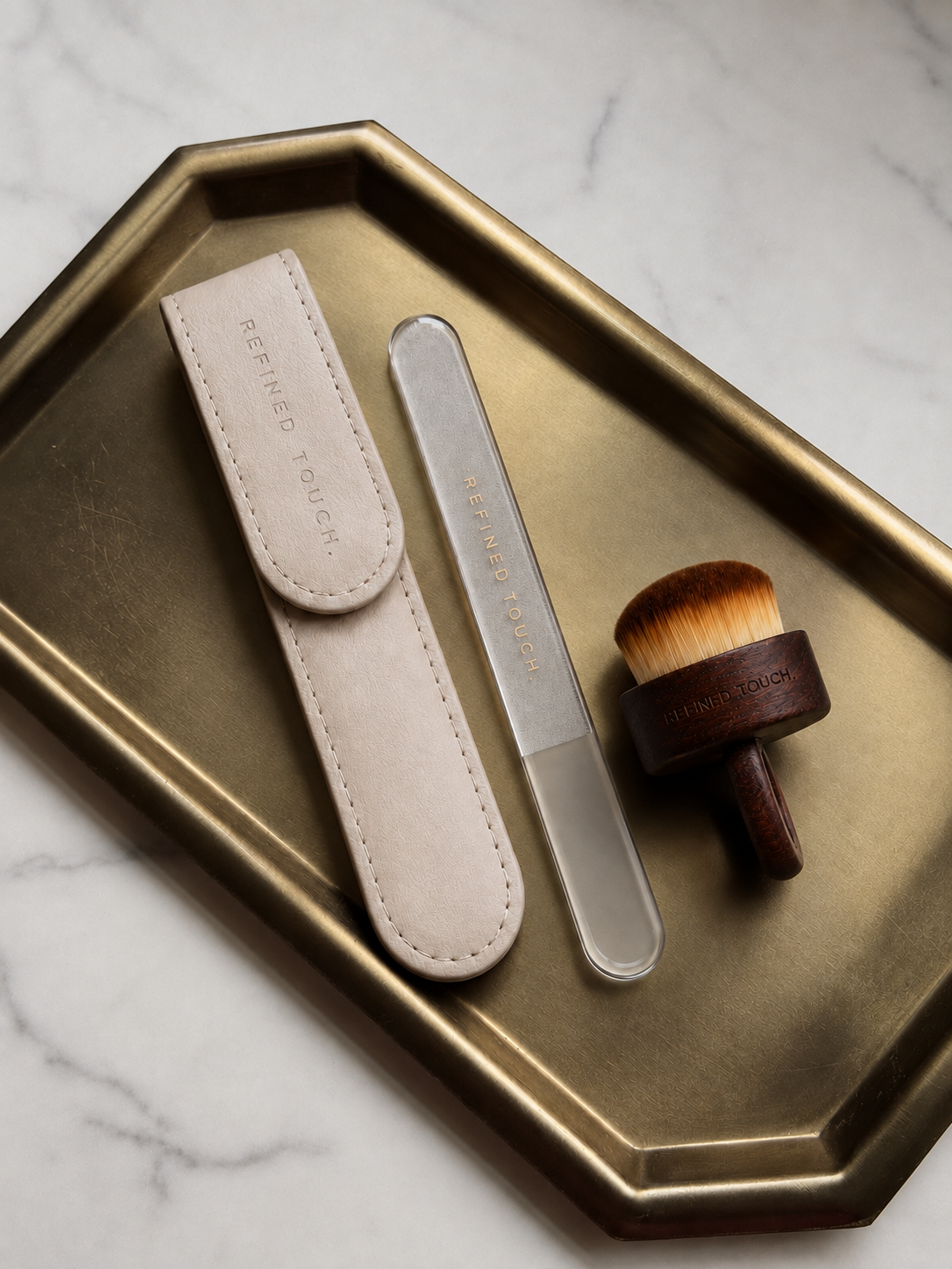 Kit de manucure sèche REFINED TOUCH. avec GlassGlow™, Ring Brush et étui sur plateau doré