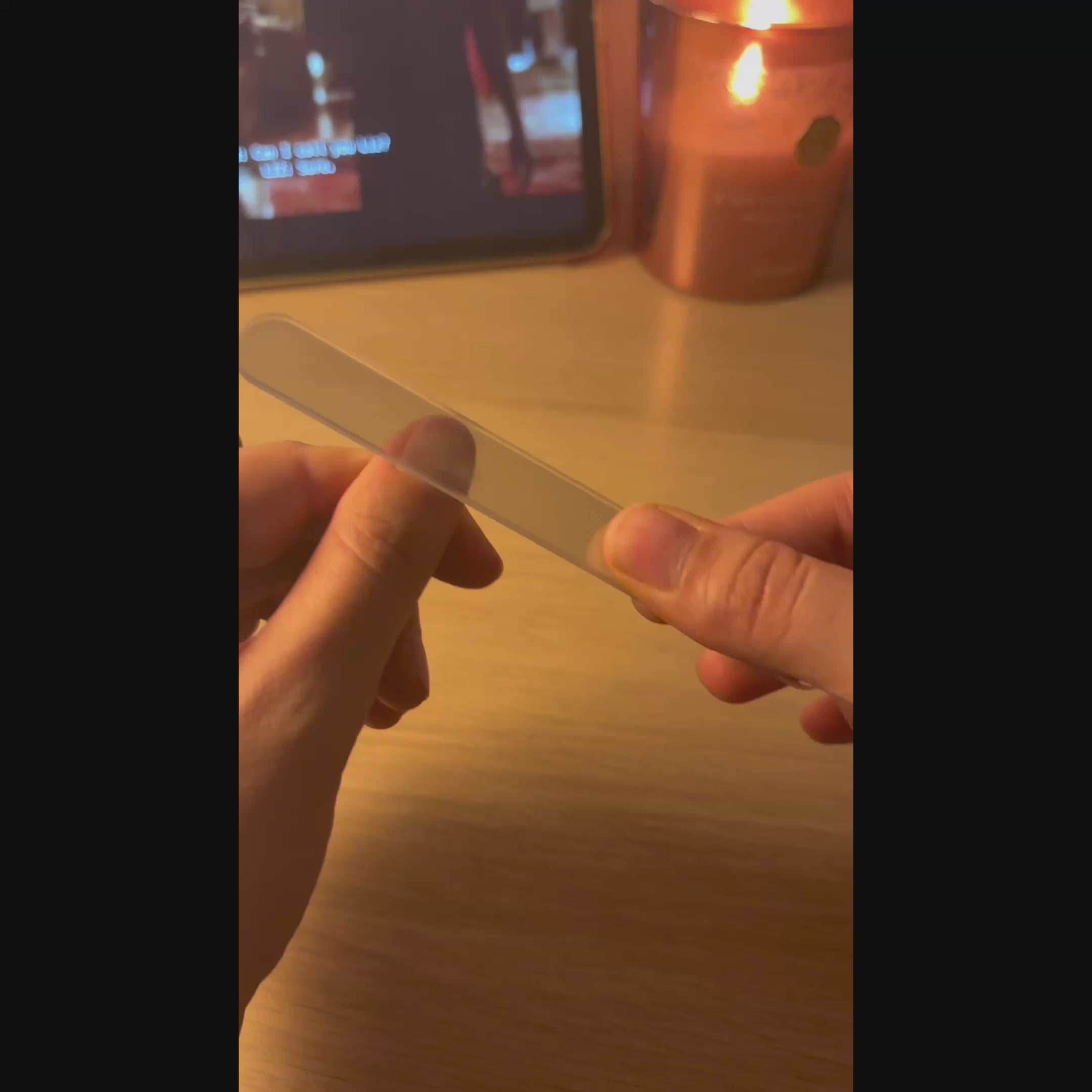 Tutoriel vidéo du kit de manucure sèche REFINED TOUCH. avec utilisation de GlassGlow™ sur l’ongle naturel